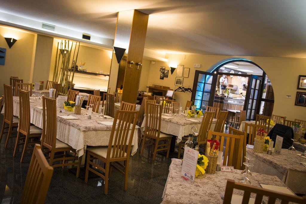 Hotel Ristorante Cigno - Camere And Aparthotel Латизана Экстерьер фото