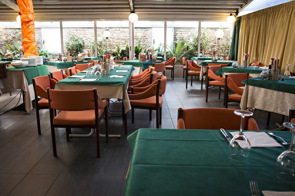 Hotel Ristorante Cigno - Camere And Aparthotel Латизана Экстерьер фото