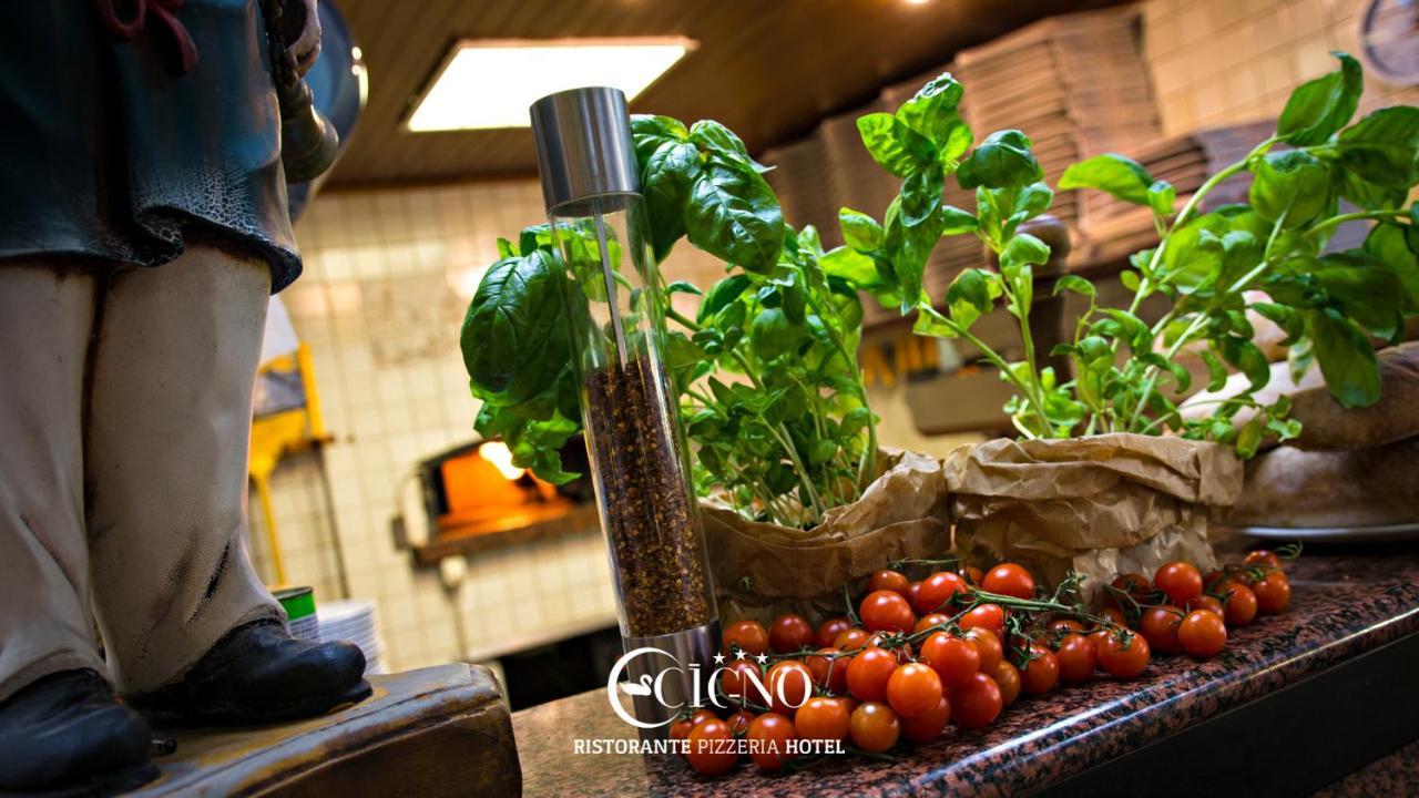 Hotel Ristorante Cigno - Camere And Aparthotel Латизана Экстерьер фото