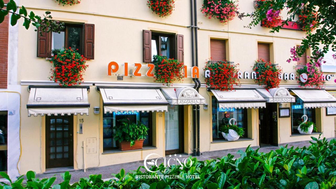 Hotel Ristorante Cigno - Camere And Aparthotel Латизана Экстерьер фото