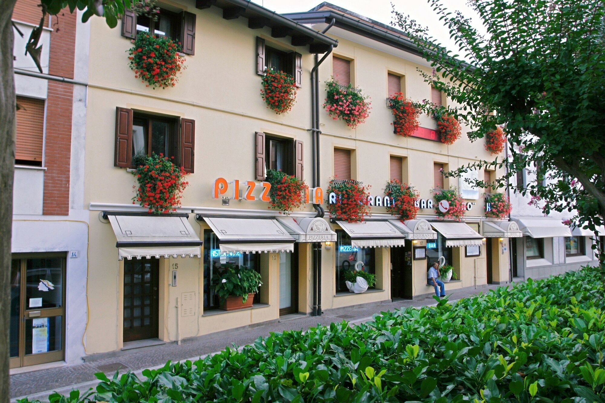 Hotel Ristorante Cigno - Camere And Aparthotel Латизана Экстерьер фото